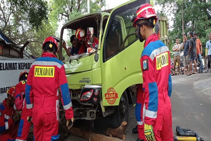 Terjepit Setelah Tabrak Pohon Mahoni di Cipayung, Sopir Truk Dievakuasi Gulkarmat