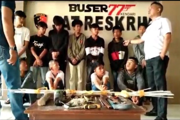 Garang Tikam dan Keroyok Warga, 11 Anggota Geng Motor di Kendari Menangis Ditangkap Polisi