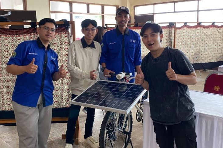 Inovasi Keren! Mahasiswa UMM Ciptakan Sepeda Listrik Tenaga Surya