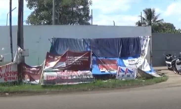 Mengaku di PHK Sepihak oleh Perusahaan, 10 Buruh Dirikan Tenda di Depan Pabrik