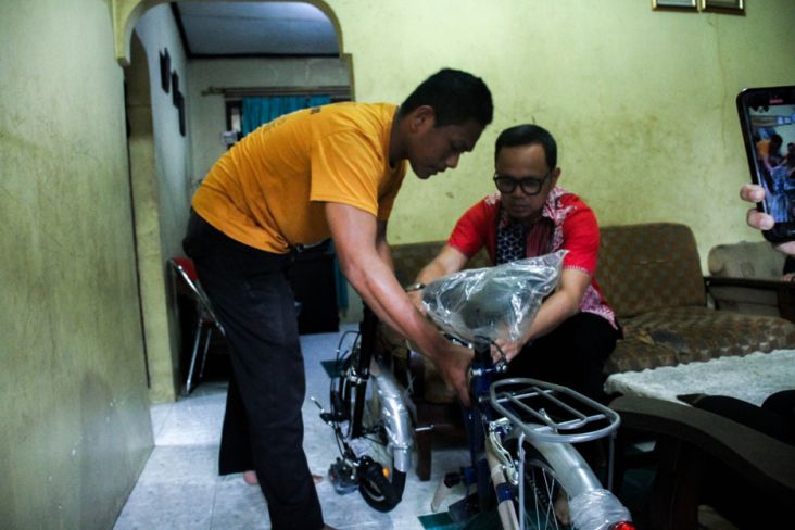 Siswa SMP Buka Jalan Mobil Damkar yang Terjebak Macet Diberi Hadiah Sepeda