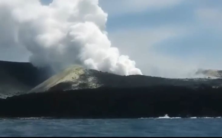 Gunung Anak Krakatau Erupsi Lagi, 8 Kali Muntahkan Lava Pijar dan Abu Vulkanik