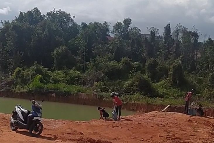 Batam Krisis Air Bersih, Warga Terpaksa Ambil Air di Kubangan