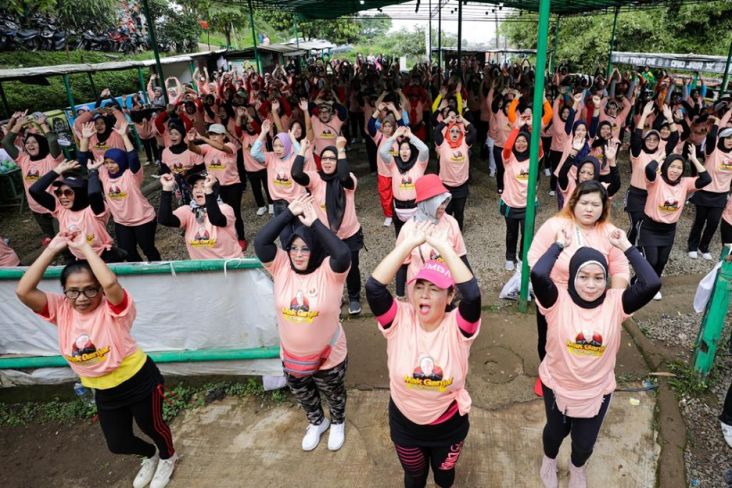 Pola Hidup Sehat, Ribuan Emak-emak di Bandung Ikuti Senam Massal