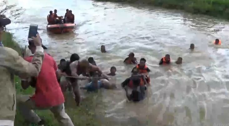 2 Bocah Tercebur ke Sungai bersama Motor, Satu Orang Tewas