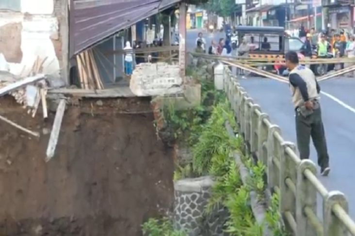 Banjir Gerus Pondasi Jembatan, Jalur Penghubung Banyumas-Purbalingga Ditutup Total