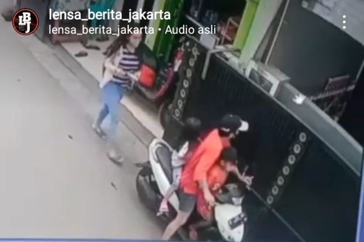 Terekam CCTV, Pasangan Suami Istri Ini Ajak 2 Anaknya Curi Handphone di Rawa Bebek