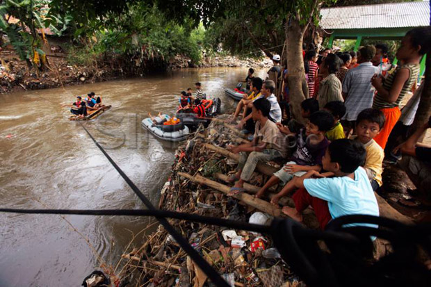 Tim SAR Lanjutkan Pencarian Bocah Tenggelam di Kali Ciliwung Jaksel