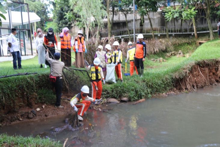 Gandeng Sejumlah Komunitas, Pencak Silat MTsN 4 Jaksel Bersih-bersih Kali Krukut