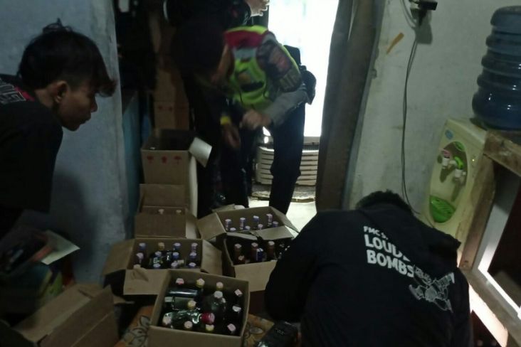 Perangi Kejahatan Jalanan, Petugas Amankan 100 Botol Miras saat Patroli