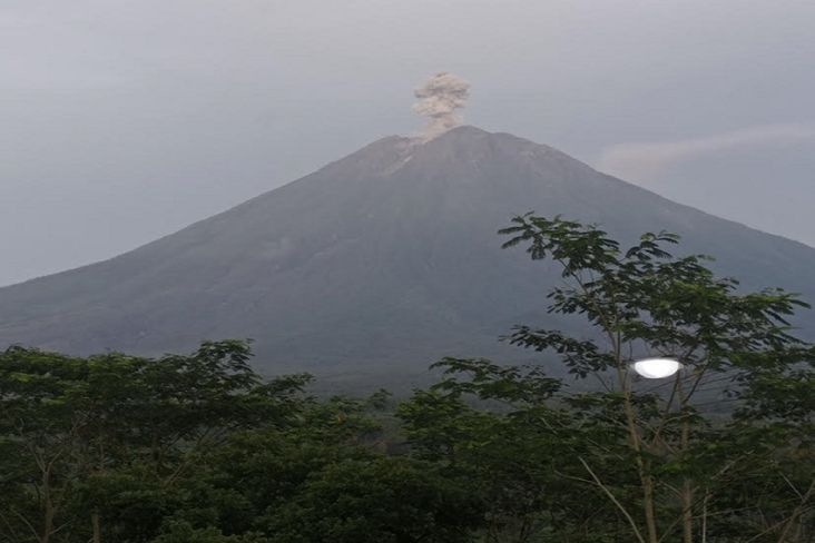 Satu Jam 2 Kali Erupsi, Masyarakat Diminta Waspadai Guguran Lava Gunung Semeru