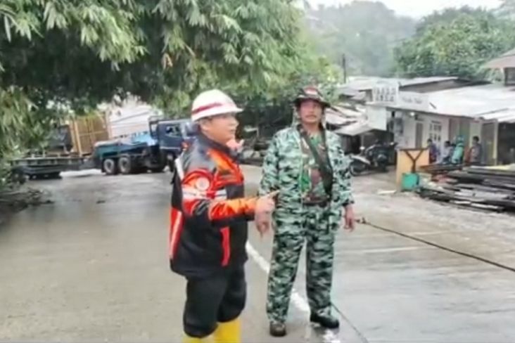 Cerita Nekat Babinsa TNI, Sewa Eskavator dengan Gadai Motor untuk Buka Jalan yang Tertutup Truk Mogok