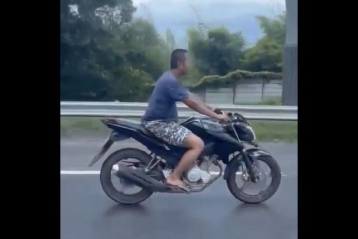 Heboh! Pria Ini Santai Naik Motor Terobos Jalan Tol Jakarta-Cikampek
