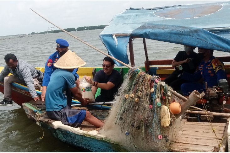 MNC Peduli Salurkan Bantuan Beras kepada Nelayan di Tarumajaya Bekasi