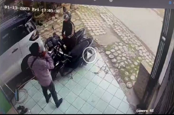 Terekam CCTV saat Bongkar Jok Motor Curi Uang, 2 Kawanan Pencuri Ini Ditangkap