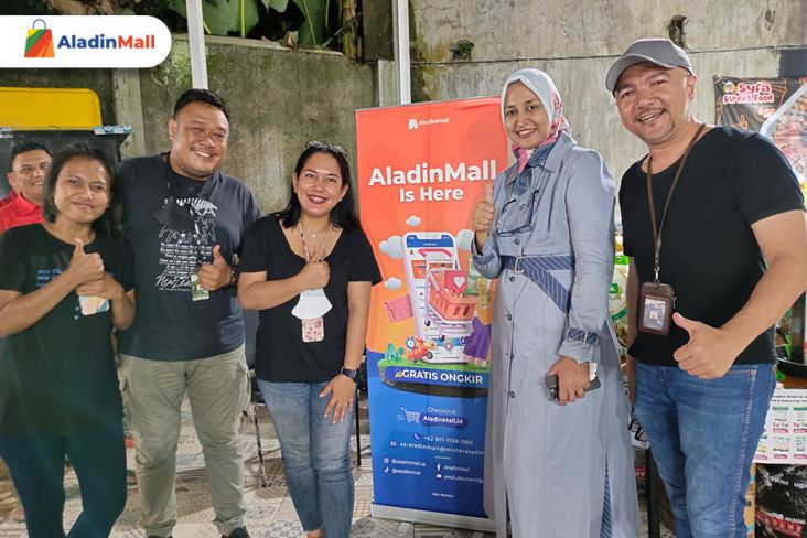 Kunjungi Booth AladinMall di Jember, Mantan Bupati Hj. Faida Rekomendasikan Produk Murah