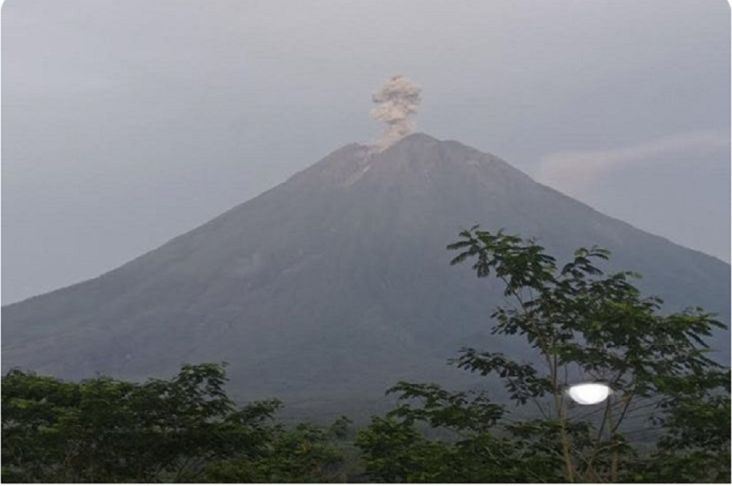 Gunung Semeru Kembali Lontarkan Guguran Lava Pijar Sejauh 800 Meter Disertai Suara Gemuruh