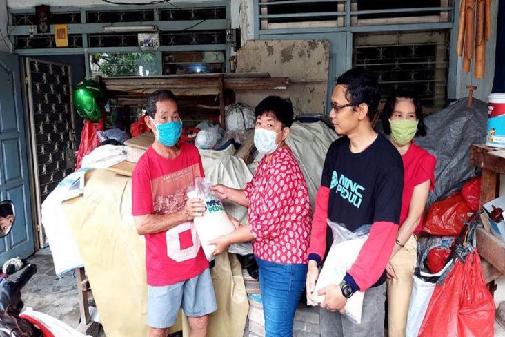 Bantuan Beras MNC Peduli, Warga Lansia di Vihara Cengkareng: Beban Jadi Enteng