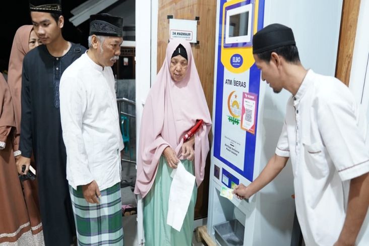 Lewat Program TJSL, Pos Indonesia Bantu Program ATM Beras di Masjid