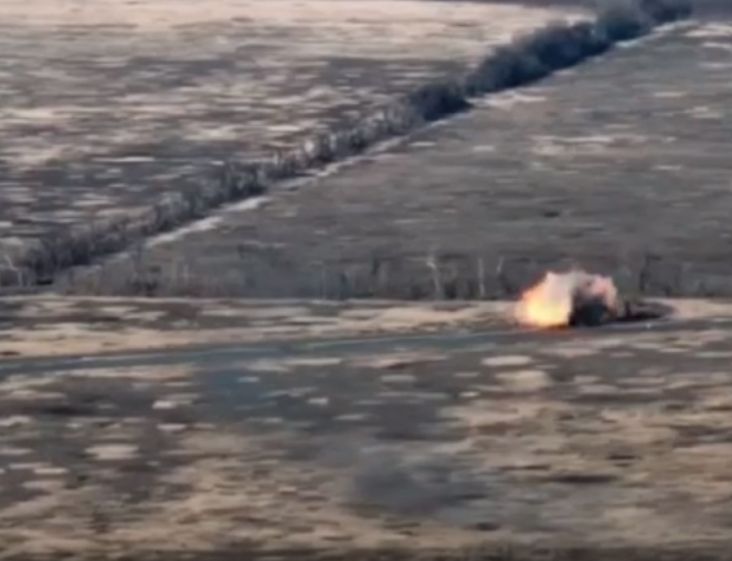 Kendaraan Lapis Baja Ukraina Meledak oleh Ranjau Anti-Tank yang Dipasang Pasukan Sendiri
