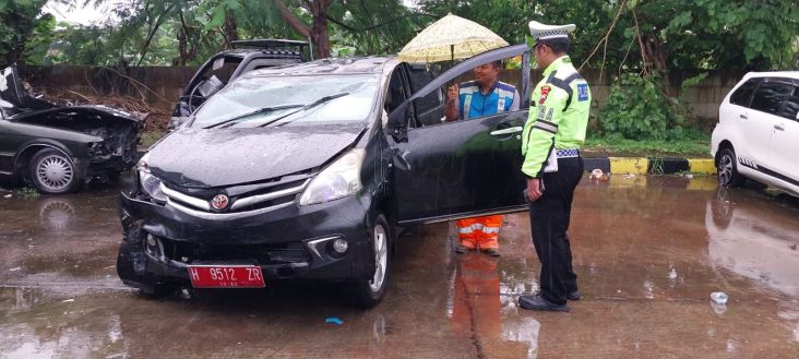 Mobil Dinas Protokol Wagub Jateng Terguling di Tol Batang, Tidak Ada Korban Jiwa