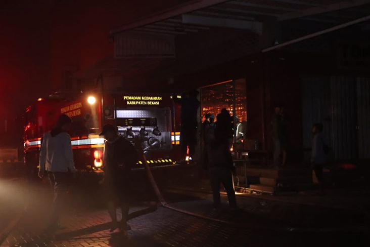 Kebakaran Toko Swalayan di Tambun Bekasi, Terdengar Suara Ledakan