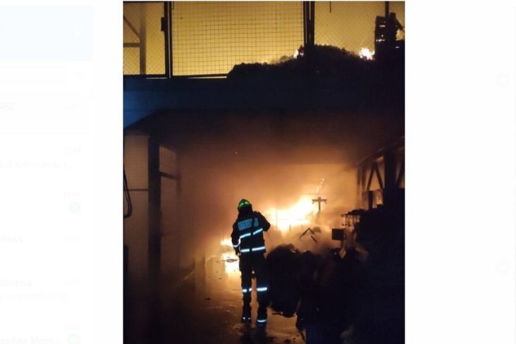 Kebakaran Melanda Pabrik di Kebon Jeruk, 3 Mobil Damkar Dikerahkan