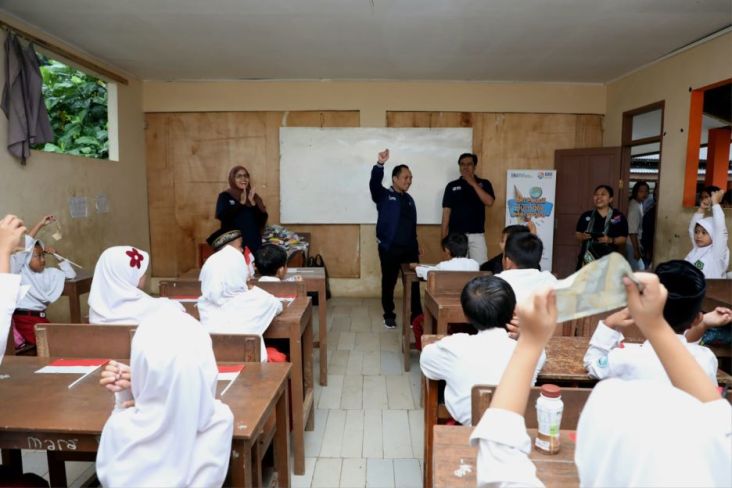 Peduli Pendidikan, BRI Bantu Renovasi Sekolah dan Ajak Jurnalis Mengajar di Madrasah