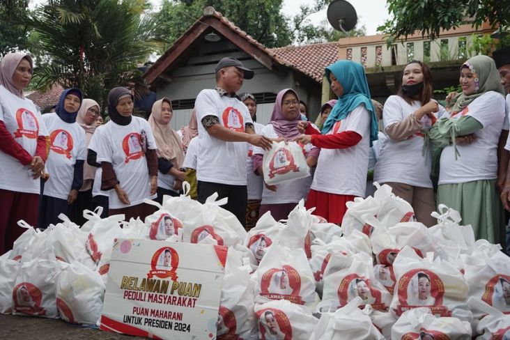 Perkuat Basis Dukungan di Purwakarta, Relawan Puan Berbagi Ratusan Paket Sembako