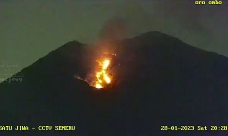 Gunung Semeru 10 Kali Luncurkan Lava Pijar dan 34 Letusan
