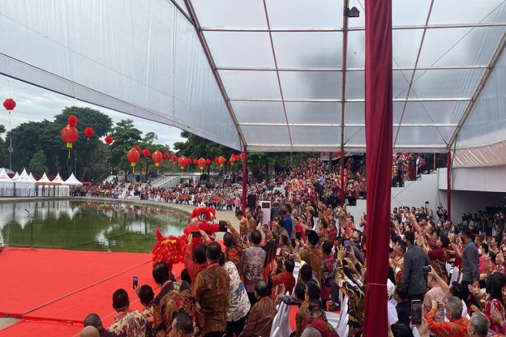 Momen Jokowi hingga Megawati Beri Angpau ke Barongsai
