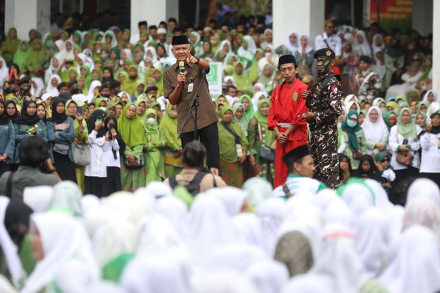Ganjar Pranowo Dorong Pengembangan SDM Unggul di Pesantren