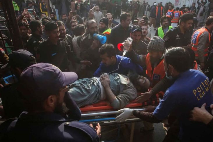 Korban Tewas Bom Bunuh Diri dalam Masjid di Pakistan Menjadi 61 Jiwa