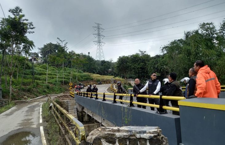 Pantau Progres Pembangunan Jalan Selatan, Hengki Cek Kekuatan Jembatan Tajim