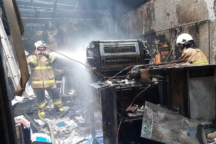Mesin Meledak, Kantor Percetakan di Ciracas Jaktim Hangus Terbakar