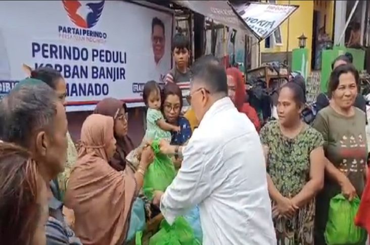 Peduli Korban Banjir, DPP Perindo Bagikan Sembako kepada Warga Manado