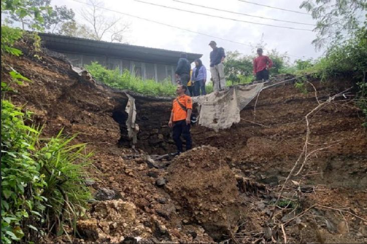 Air Drainase Meluap Sebabkan Longsor, Jalan Penghubung 2 Desa di Bandung Barat Terputus