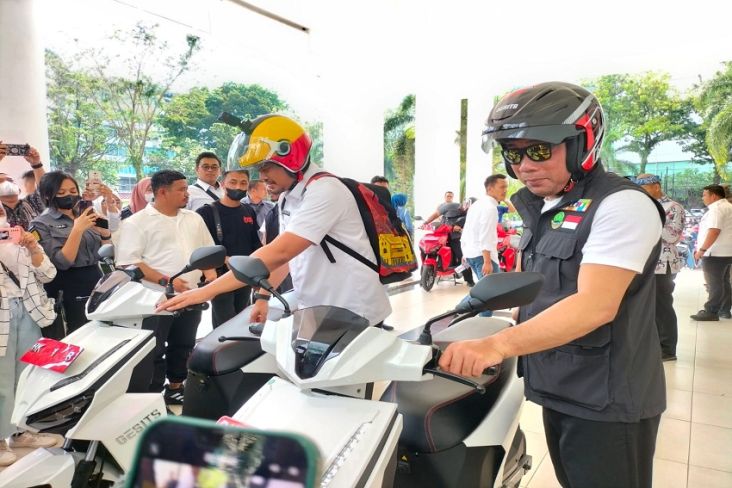 RK - Bobby Keliling Kota Medan Pakai Motor Listrik