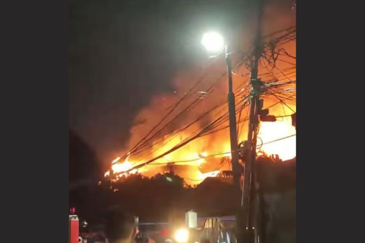 Kerahkan 22 Unit Damkar, Kebakaran Graha Wredatama Pondok Labu Berhasil Dipadamkan