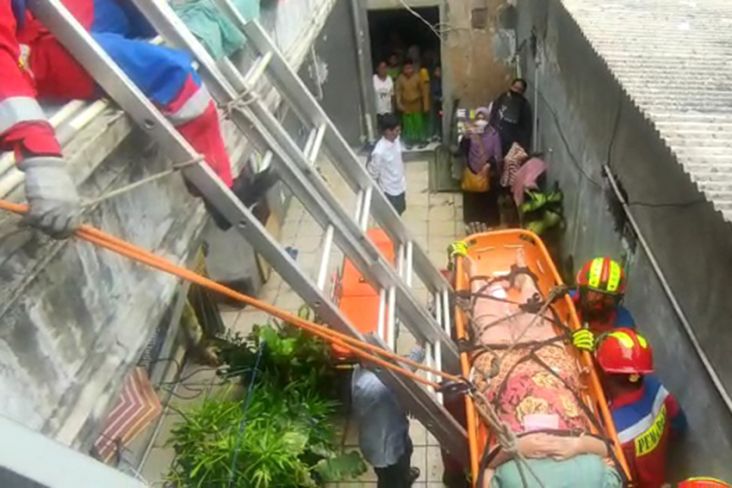 Aksi Dramatis Petugas Evakuasi Ibu Hamil Berbobot 90 Kg di Matraman
