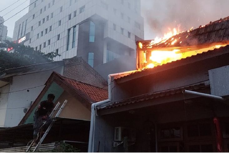 Air Damkar Habis, Warga Gotong Royong Padamkan Kebakaran Rumah 2 Lantai di Tomang