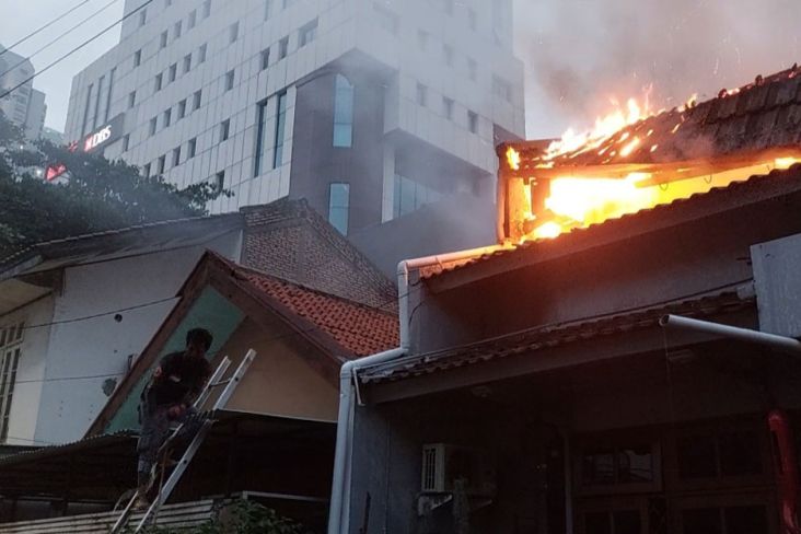 Kebocoran Gas Diduga Jadi Penyebab Kebakaran Rumah 2 Lantai di Tomang