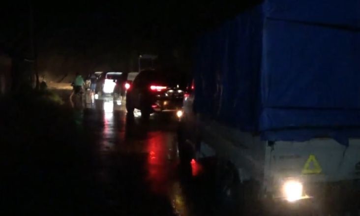 Tebing Longsor, Ratusan Kendaraan Terjebak Macet di Jalan Poros Mamasa-Polman