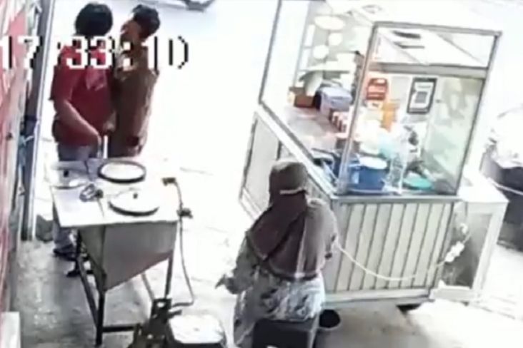Sok Jagoan! Pria Berseragam ASN dengan Brutal Aniaya Pedagang Martabak di Bandar Lampung