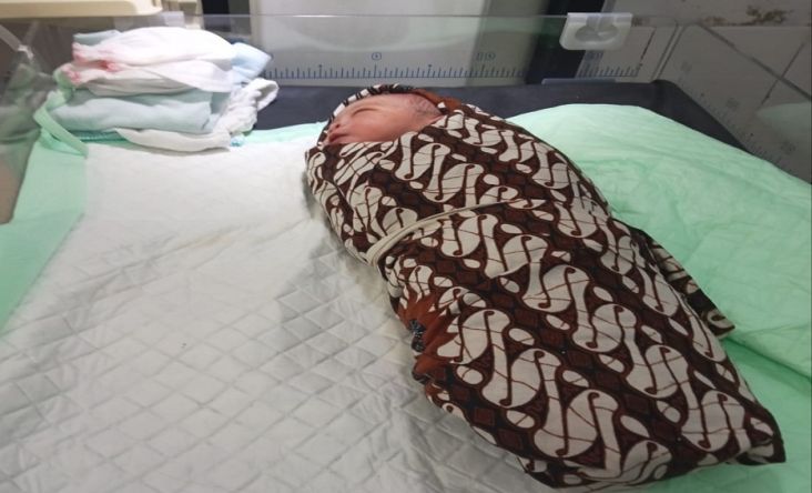 Hendak Mandi, Warga Blitar Temukan Bayi Menangis Terbungkus Batik Parang