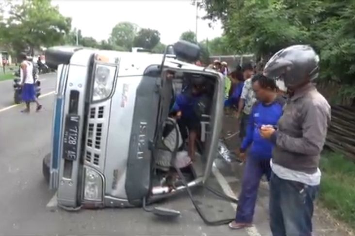 Mobil Rombongan Pengantin Terguling di Jombang, 18 Terluka