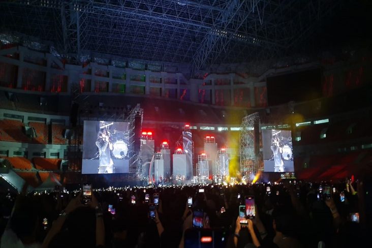 Konser Dewa 19 Dihadiri Pejabat Publik, Iriana Jokowi Pesan Lagu Hampa