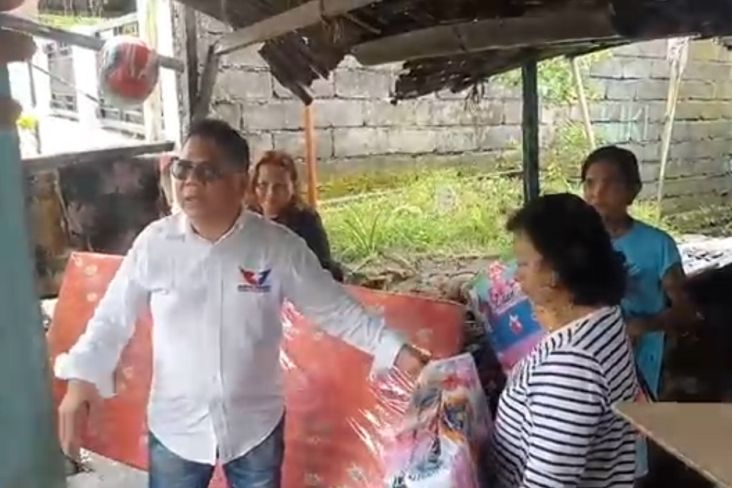 Tak Ingin Korban Banjir Kedinginan, Kader Perindo Berjibaku di Jalan Berlumpur untuk Antarkan Kasur