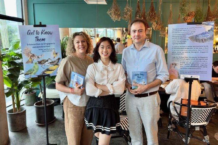 Pelajar Indonesia Terbitkan Buku tentang Burung di Singapura