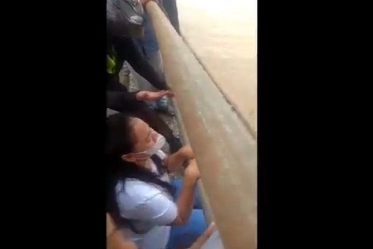 Video Viral, Polisi Dibantu Warga Berhasil Bujuk Wanita yang Hendak Bunuh Diri